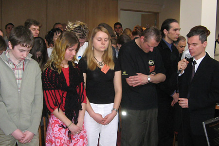 X-change Kauņas semināra dalībnieki lūgšanā