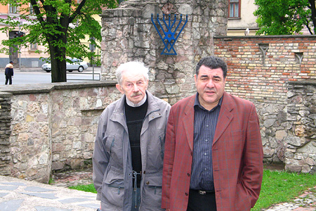 Adventist pastor Isaac Kleimanis and Israel Field president Richard Elofer at the ruins of a burned synagogue during WW II in Riga. 2006.05.19