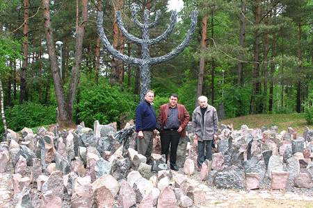 Baltijas Ūnijas prezidents Valdis Zilgalvis, Israēlas Misijas lauka prezidents Ričards Elofers un mācītājs Īzaks Kleimanis apmeklē Rumbulas memoriālu, kur 2. Pasaules kara laikā nacisti nogalināja 25.000 ebreju. 2006.05.19.