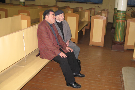 Richard Elofer visits Jewish synagogue in Riga. 2006.05.19.