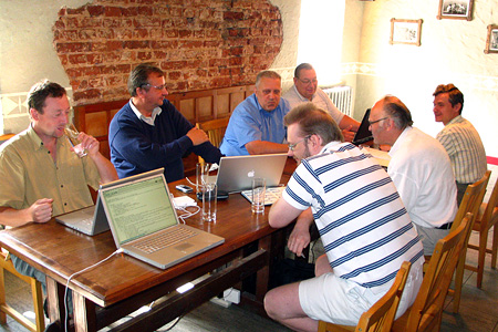 Baznīcas vadītāji strādā pie BAUC Draudžu Dibināšanas komandu kontrakta plāna pabeigšanas. Zlēkas, Latvija. 2006. gada jūlijs.