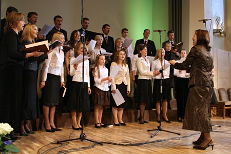 Baltijas Konferenču Ūnijas kongresa noslēguma dievkalpojums Rīgā. 2009.06.06 Uzstājas koris.