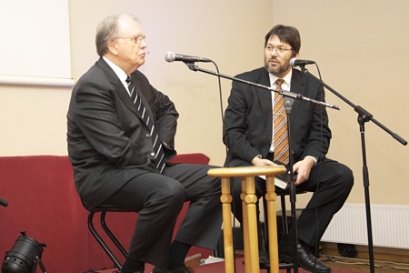 Ģenerālkonferences prezidents emeritus Dr Th Jans Polsens tiekas ar adventistu Baltijas draudžu jauniešiem (2012.01.14)