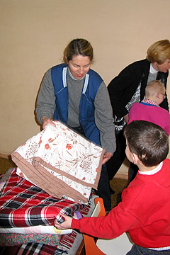 Internātskolas bērni saņem jaunu gultas veļu
