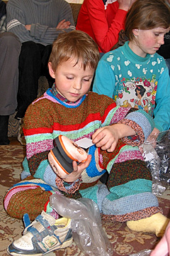 Internātskolas bērni saņem jaunus apavus un rotaļlietas