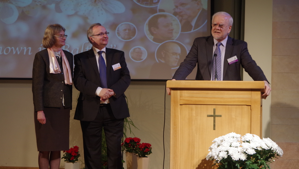 TED President Bertil Wiklander thanks former BAUC President Valdis Zilgalvis and his wife Ruta